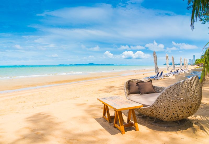 chair-table-dinning-beach-sea-with-blue-sky